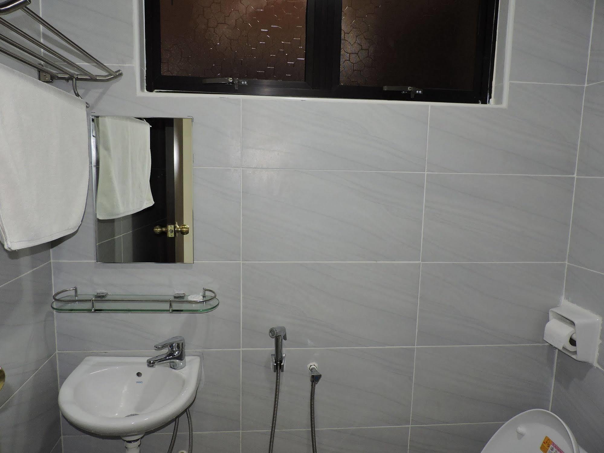 Merlin Hotel Penang Джорджтаун Экстерьер фото